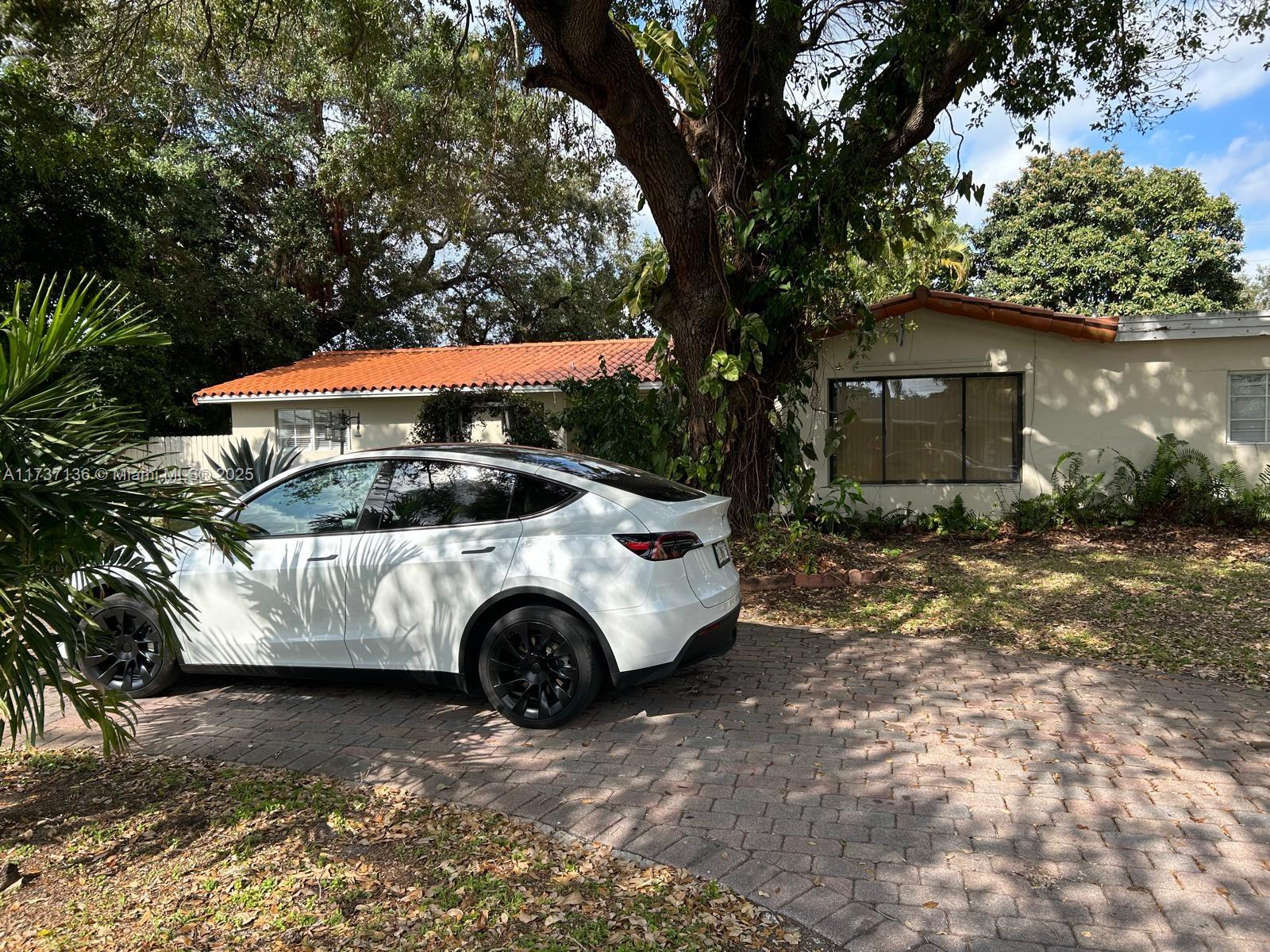 Property for Sale at 6801 Sw 13th St, Pembroke Pines, Miami-Dade County, Florida - Bedrooms: 3 
Bathrooms: 3  - $600,000