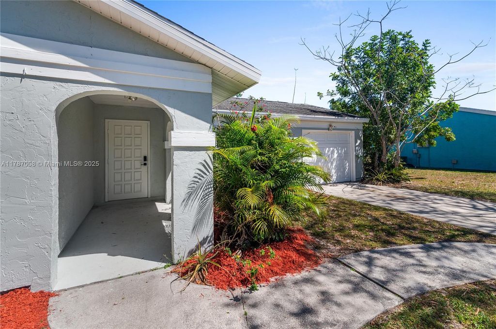Photo of 461 SE Evans Ave, Port St Lucie, FL 34984 (MLS # A11787058)