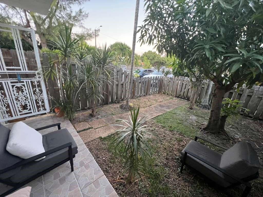 THE LOFTS TOWN VILLAS CON - Residential