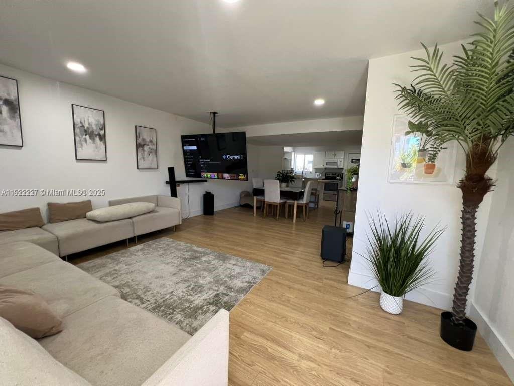 THE LOFTS TOWN VILLAS CON - Residential