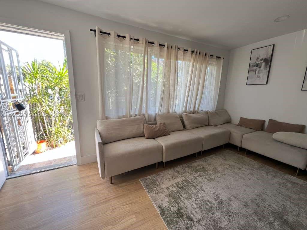 THE LOFTS TOWN VILLAS CON - Residential