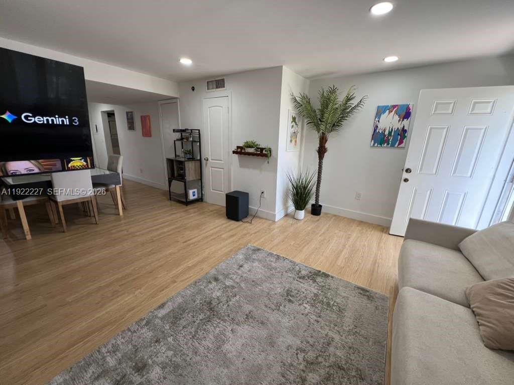 THE LOFTS TOWN VILLAS CON - Residential