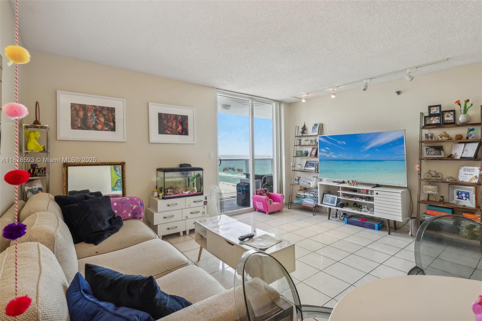 2401 Collins Ave 1612, Miami Beach, FL, 33140/$599,900 3 2401 Collins Ave 1612