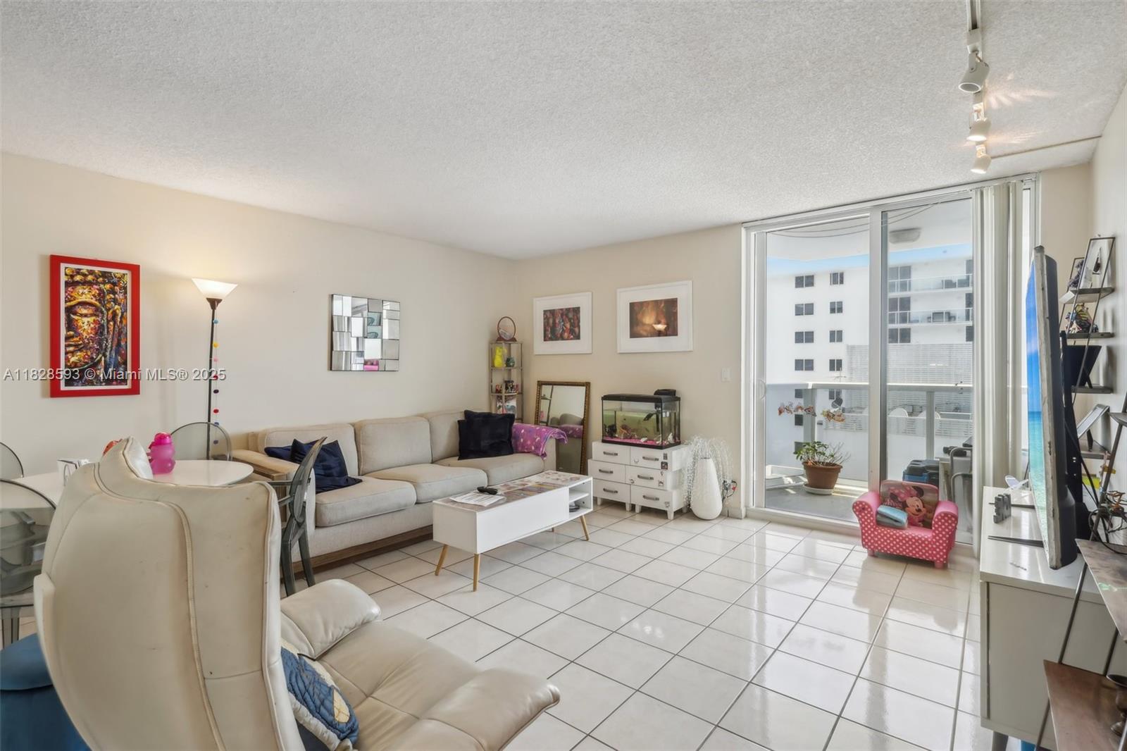 2401 Collins Ave 1612, Miami Beach, FL, 33140/$599,900 4 2401 Collins Ave 1612