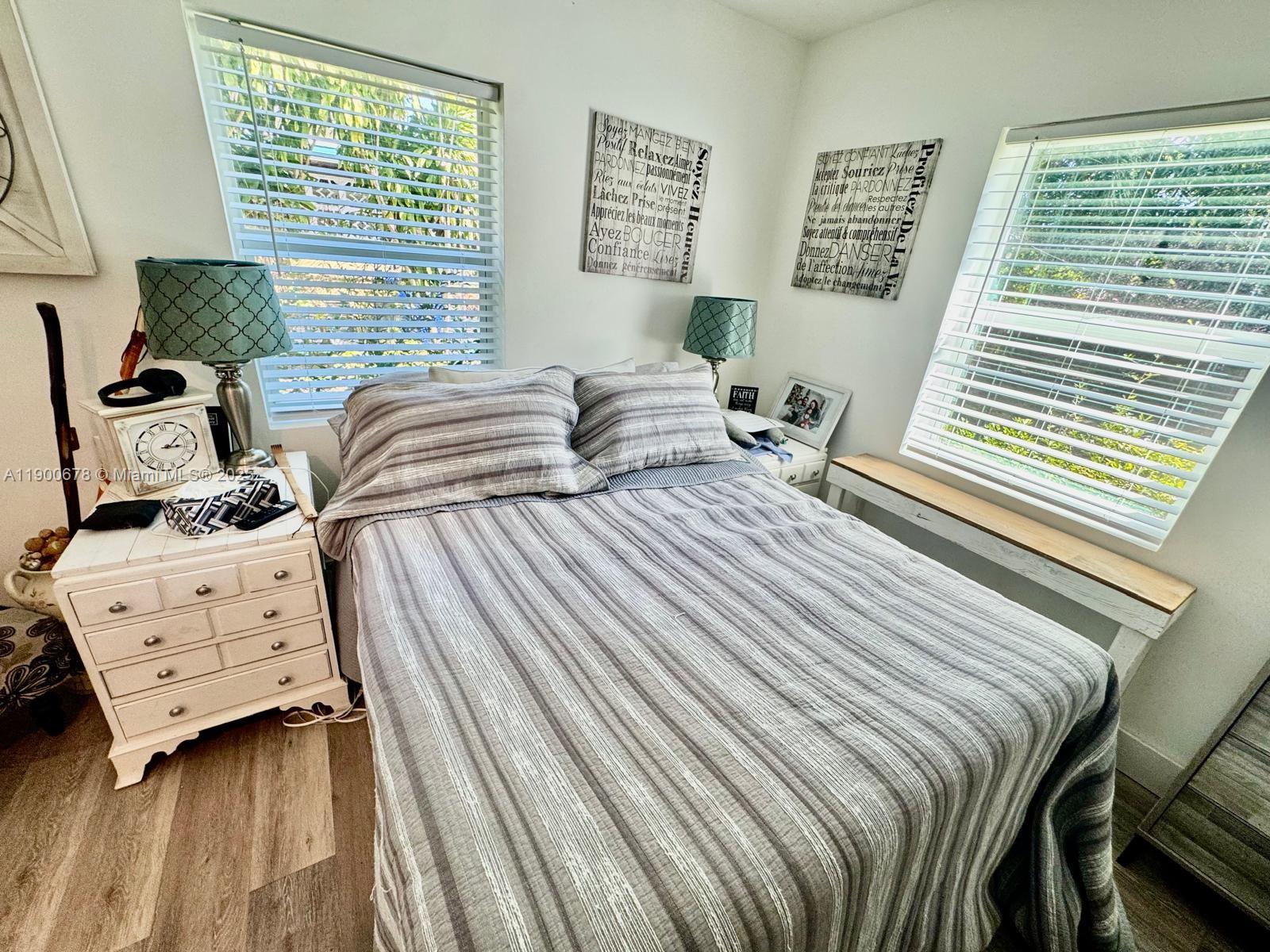 HOLLYWOOD TERRACE - Residential