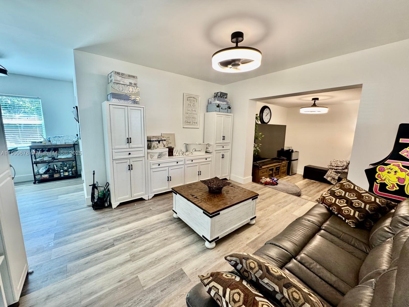 HOLLYWOOD TERRACE - Residential