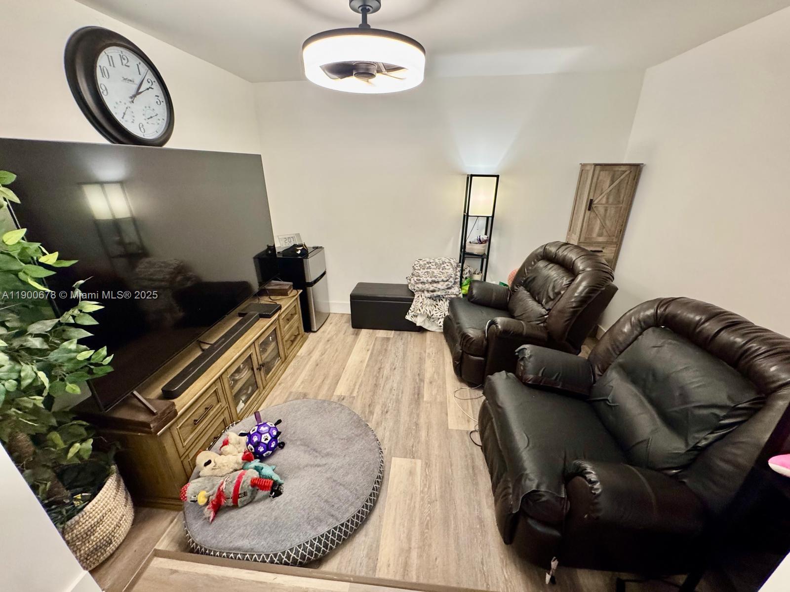 HOLLYWOOD TERRACE - Residential