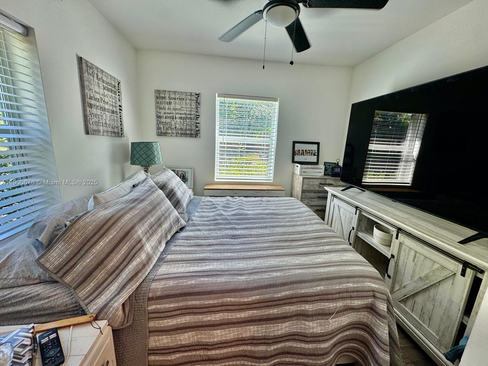 HOLLYWOOD TERRACE - Residential