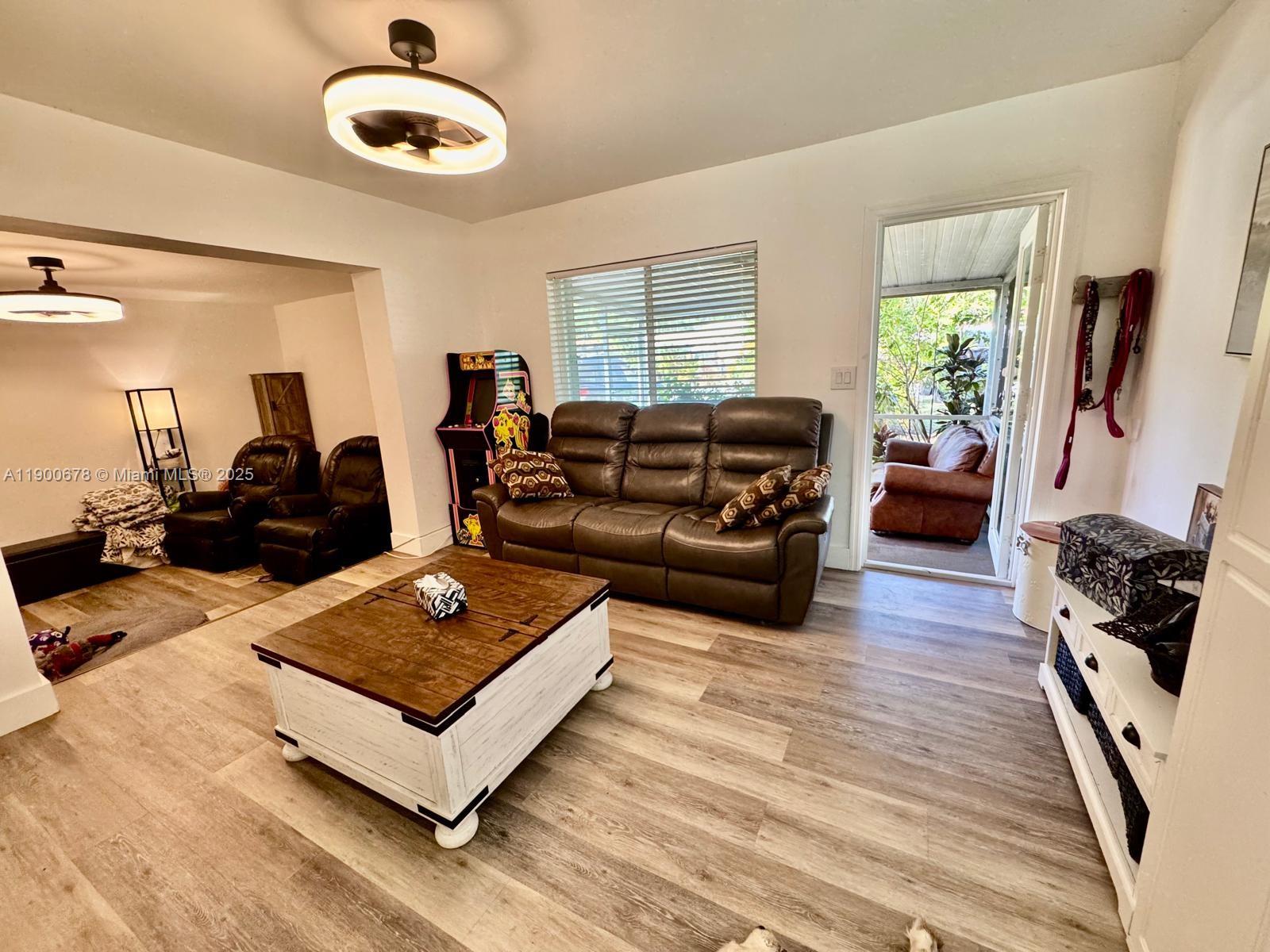 HOLLYWOOD TERRACE - Residential