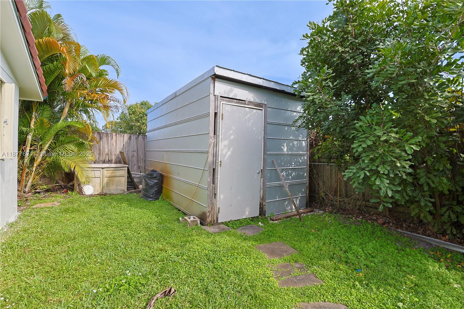 RAINBOW LAKES - Residential Lease