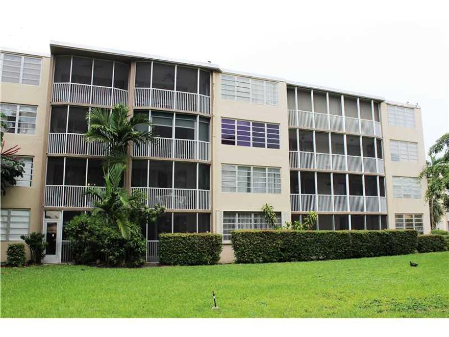 AMAZING LAKE VIEW CONDO. EXCELLENT LOCATION NEAR AVENTURA MALL, SHOPPING CENTERS, BANKS, PUBLIX, LA FITNESS, I-95, GREAT SCHOOLS, MAKE THIS YOUR HOME.