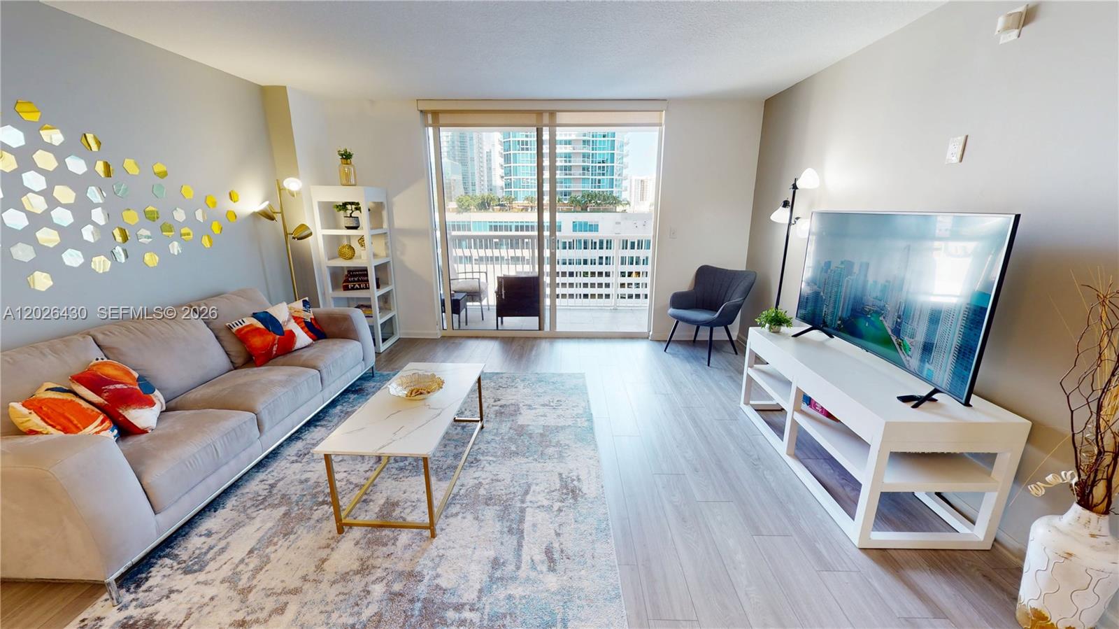 1200 Brickell Bay Dr 2222, Miami, FL, 33131/$495,000 3 1200 Brickell Bay Dr 2222