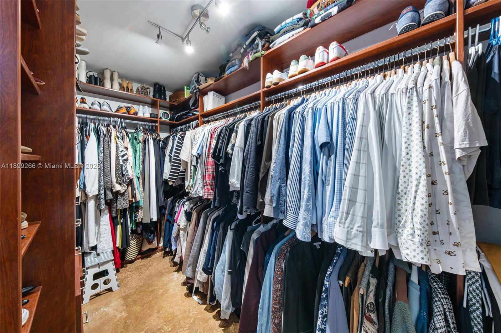 THE TOWERS OF QUAYSIDE CO - Residential