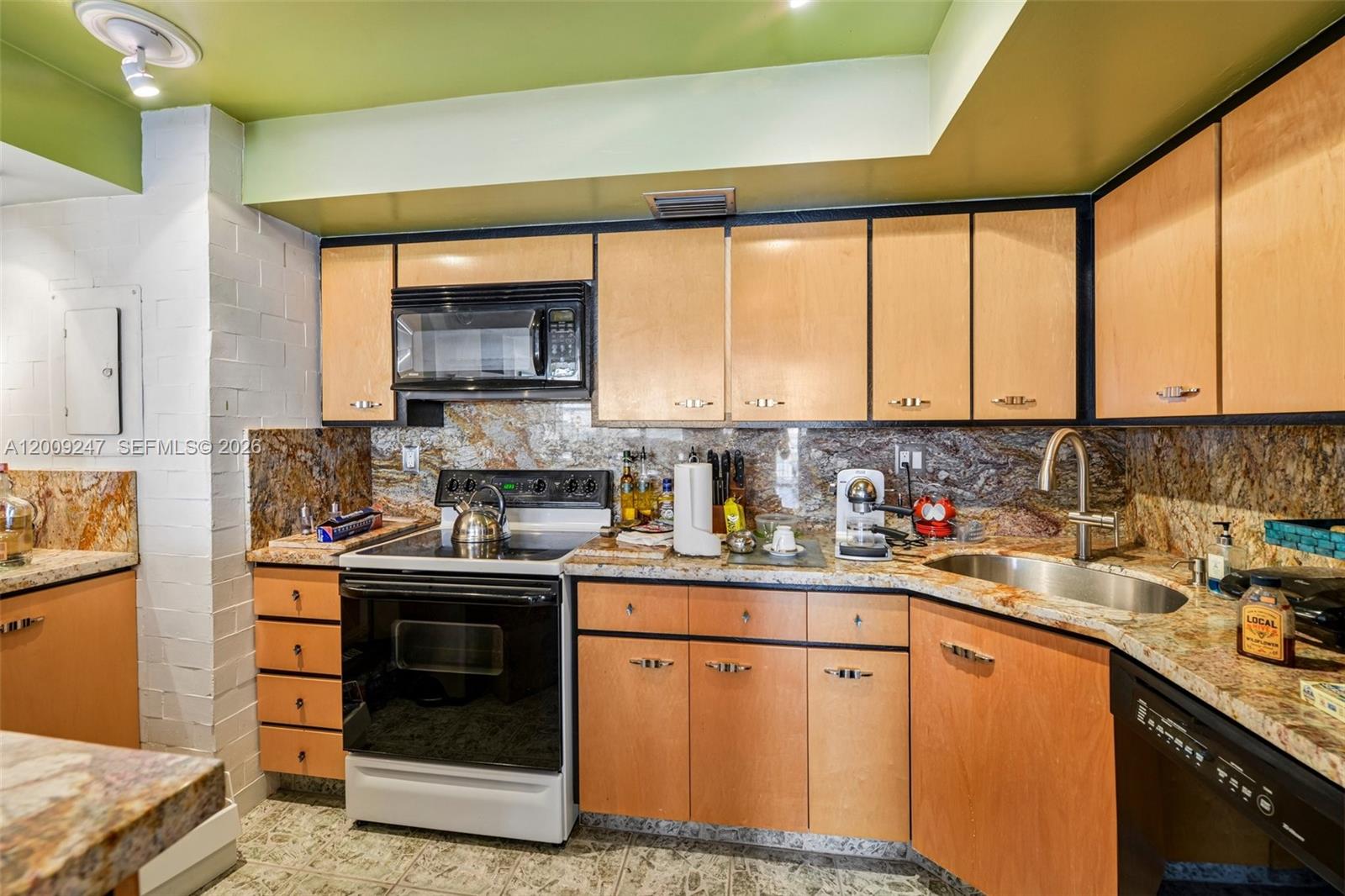 BAYVIEW TOWERS CONDO SOUT - Residential
