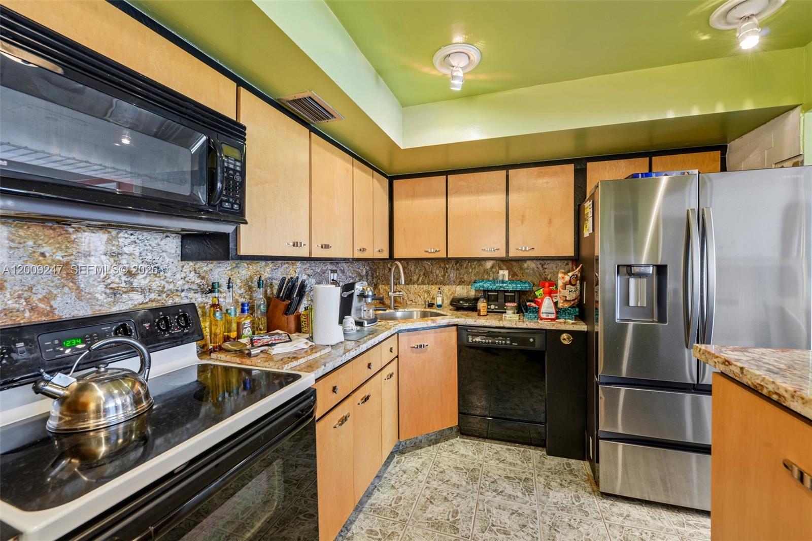 BAYVIEW TOWERS CONDO SOUT - Residential