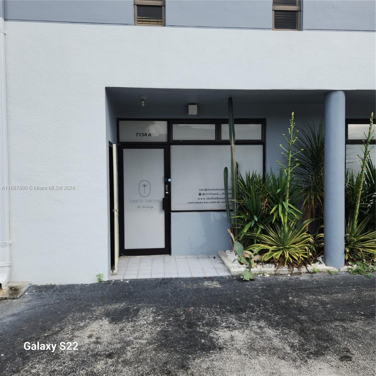 Great office space for lease in the best area of South Miami. Flexible configuration with handicapped private bathroom. Large reception area and kitchen. Rental fee includes water and electricity.