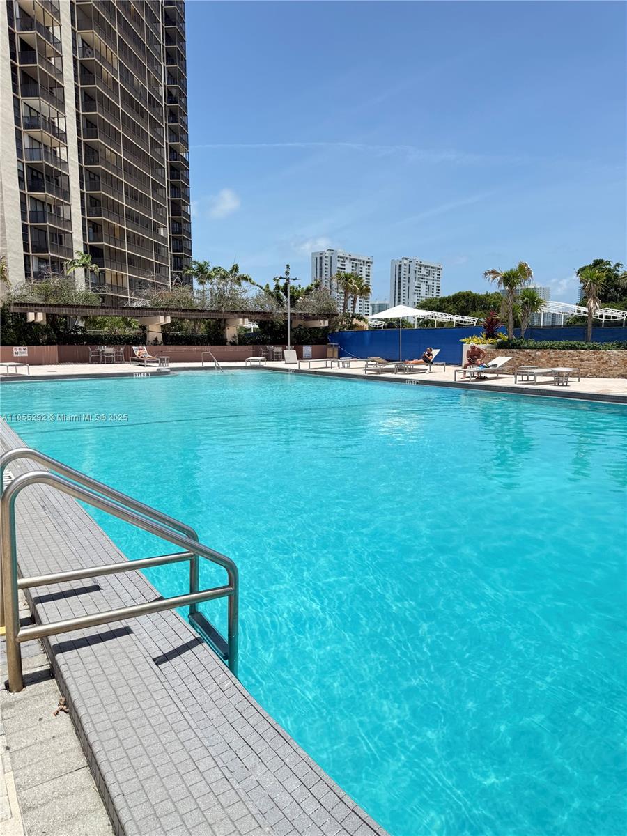 20335 W Country Club Dr 608