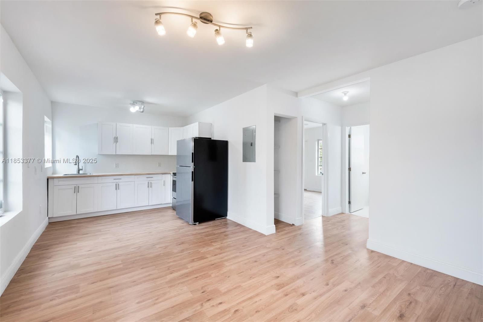 Pristine apartment on the 2nd floor in a 2 story building just 3 blocks to the beach. Located in North Beach.