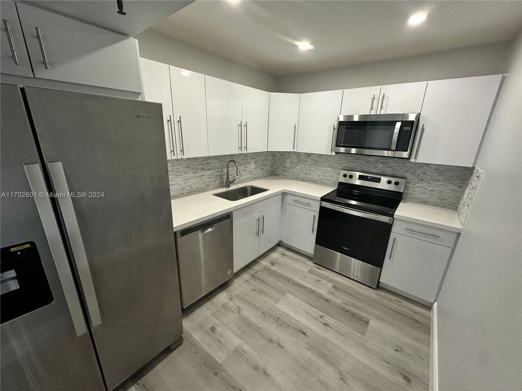 Photo of Hollywood, FL 33021 (MLS # A11702601)