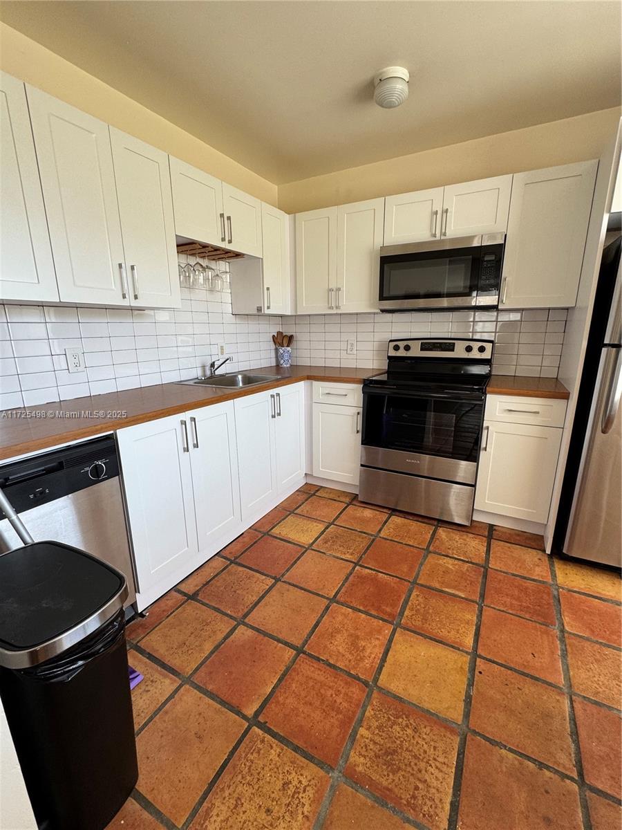 Property for Sale at 1460 Ocean Drive 208, Miami Beach, Miami-Dade County, Florida - Bedrooms: 2 
Bathrooms: 2  - $379,900