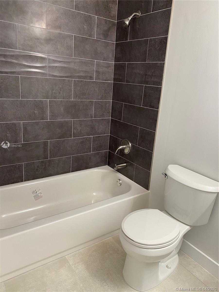 LAKEVIEW AT HAMMOCKS COND - Residential Lease