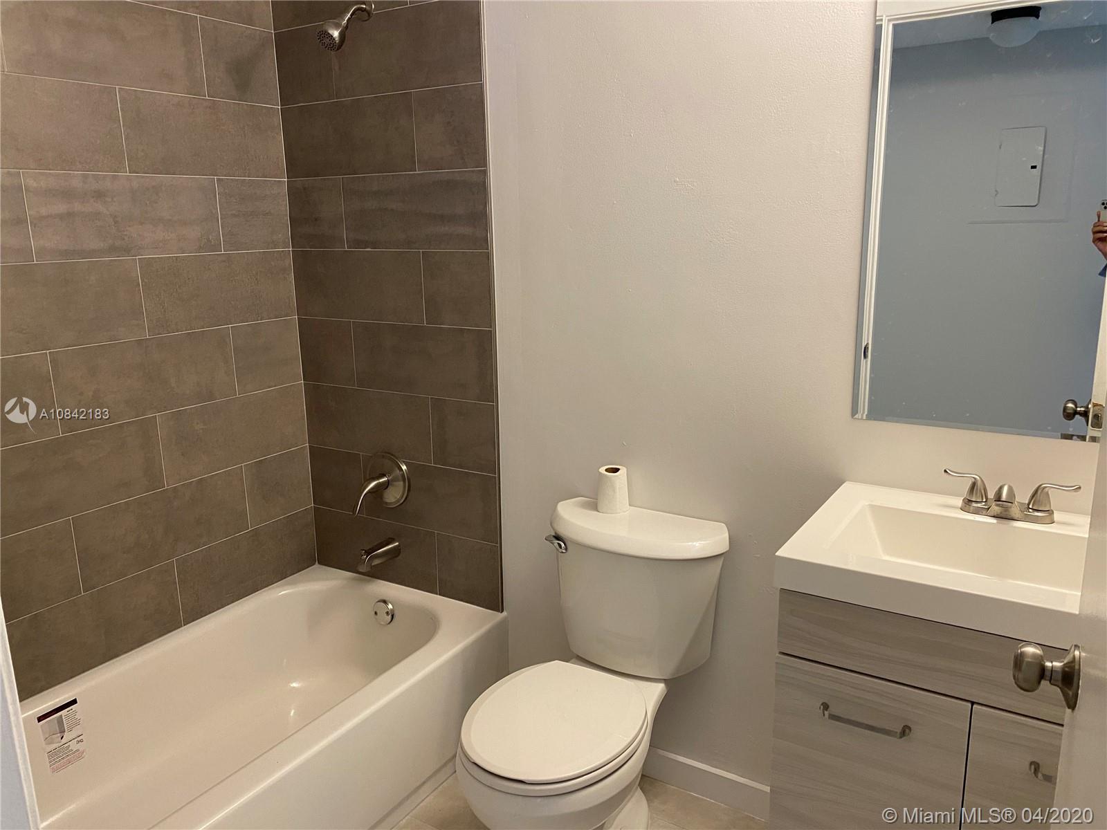 LAKEVIEW AT HAMMOCKS COND - Residential Lease