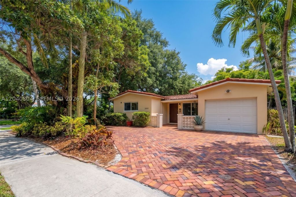 Photo of 3800 W Park Rd, Hollywood, FL 33021 (MLS # A12040804)