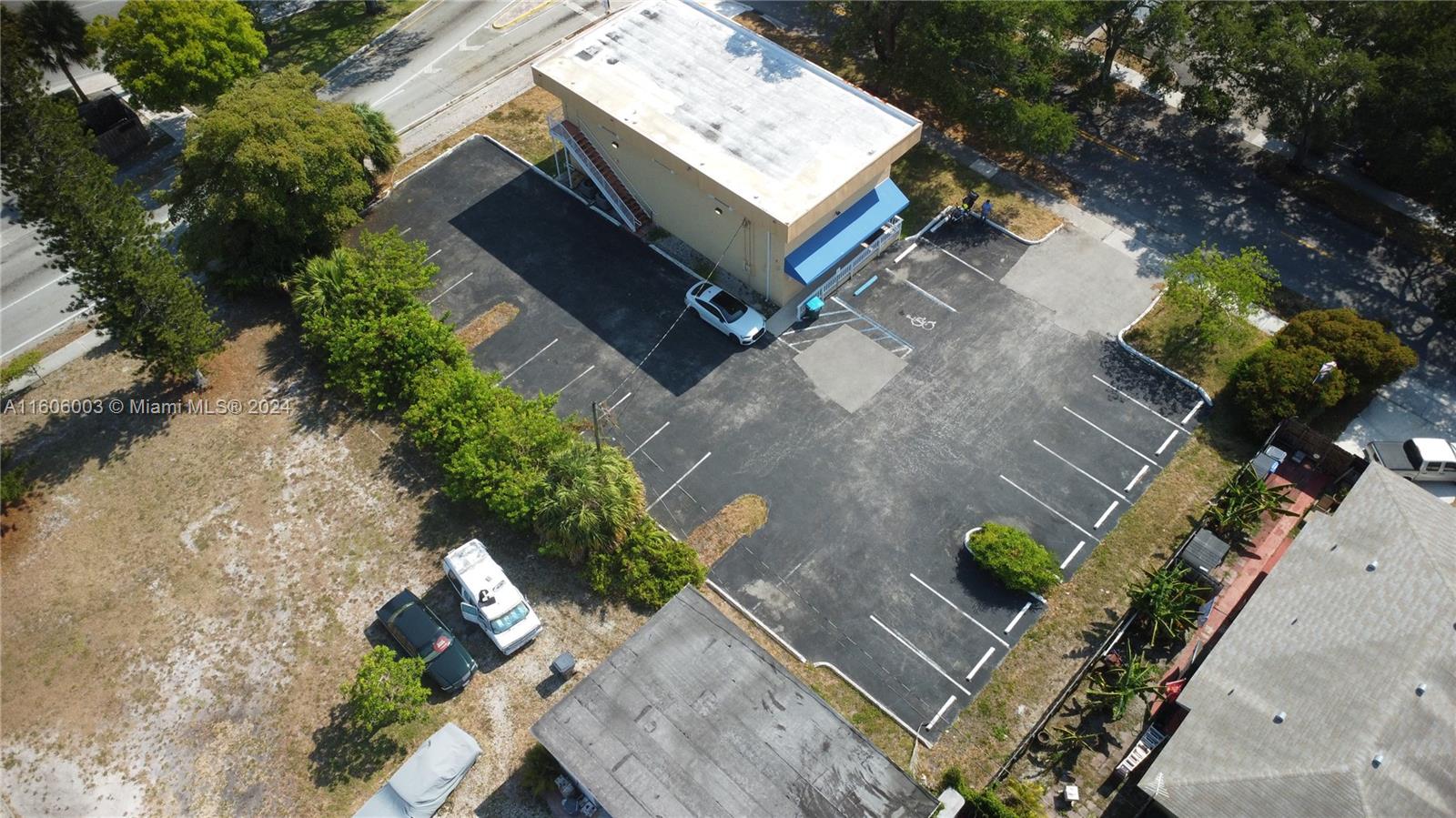 AMAZING Office Building for Rent, In the Best area of Hollywood Beach, in the main Street and in Front of the Buildings of the City of Hollywood. 21 Parking Spaces. Add 1.000 USd over Rental Price to get it with All the furniture, Network, Multifunction Equipments. Ready to Move In