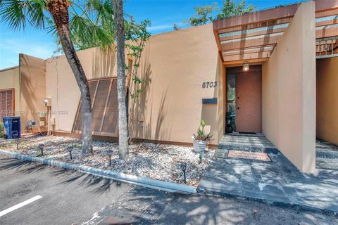 6703 Kingsmoor Way Miami Lakes FL 33014