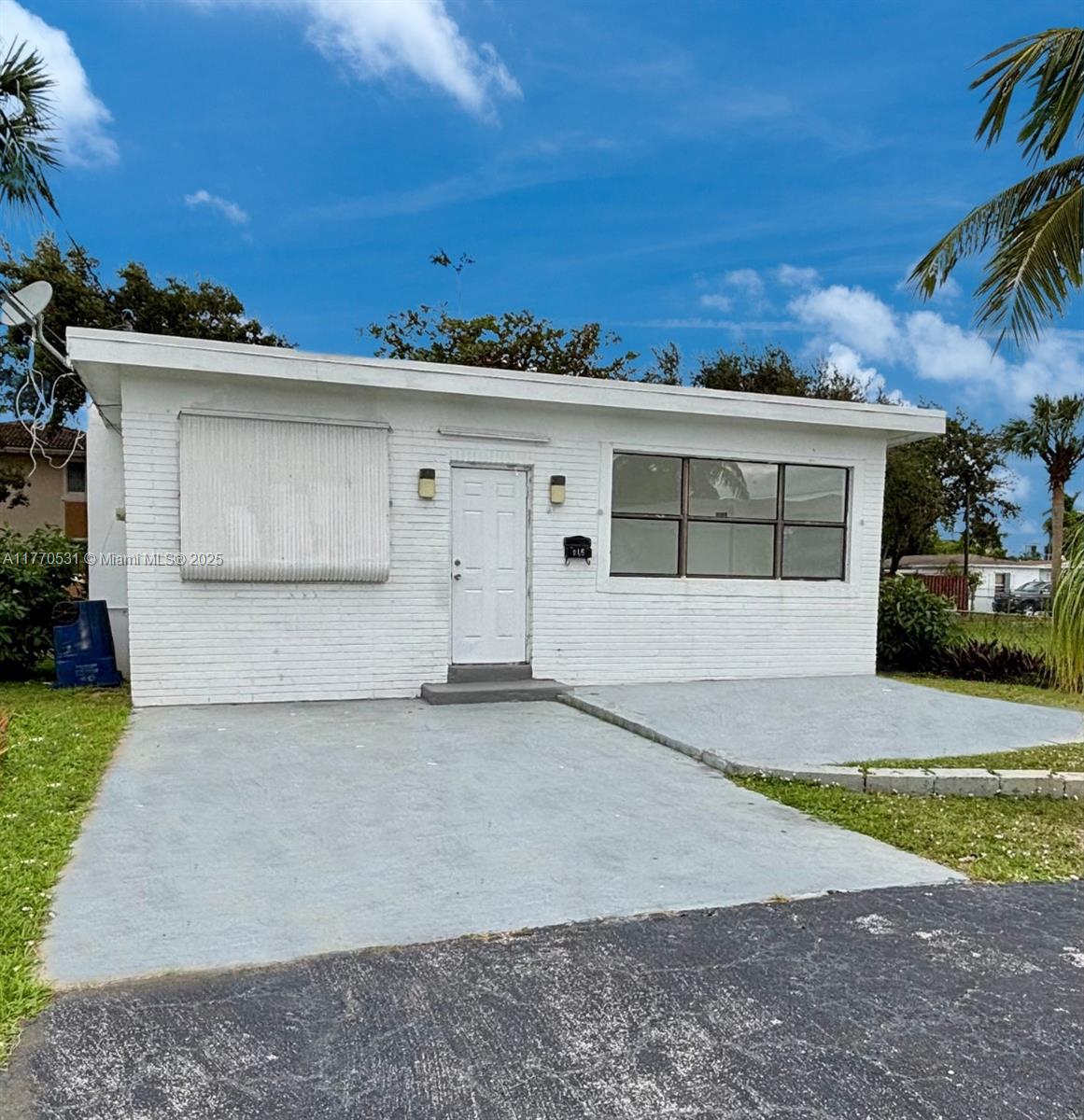 Rental Property at 215 Ne 2nd St, Hallandale Beach, Broward County, Florida - Bedrooms: 1 
Bathrooms: 1  - $2,500 MO.