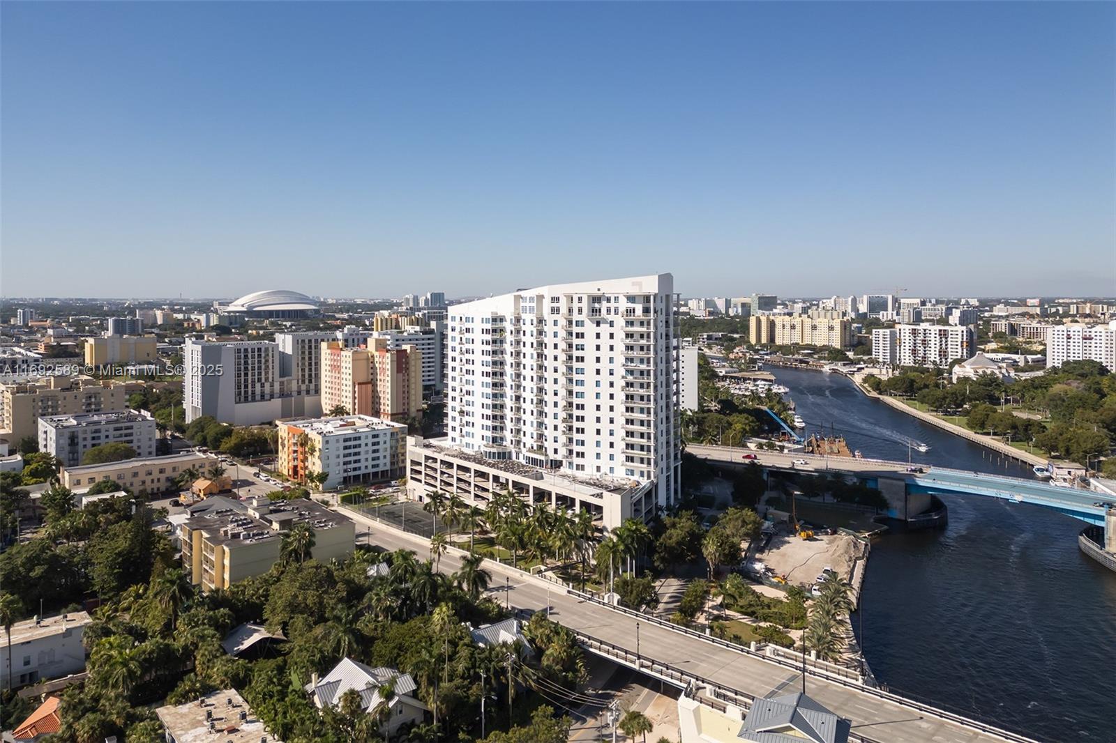 Spectacular LOFT, unique opportunity to live in one of Miami's most vibrant communities, from all that Brickell & the Performing Arts District have to offer, to the eclectic fish market and restaurants on the Miami River. Enjoy panoramic ocean and river views from this stunning unit with a beautiful, oversized balcony.