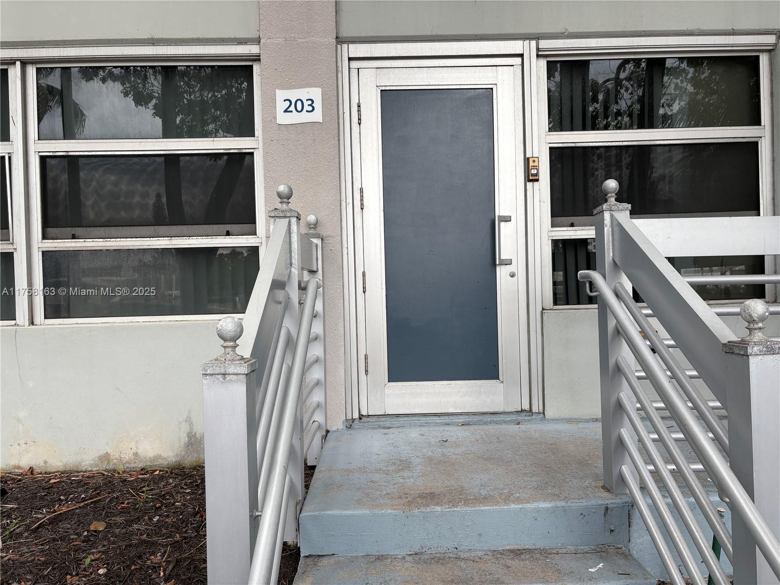 Rental Property at 4332 Collins Ave 203, Miami Beach, Miami-Dade County, Florida - Bedrooms: 3 
Bathrooms: 3  - $5,000 MO.