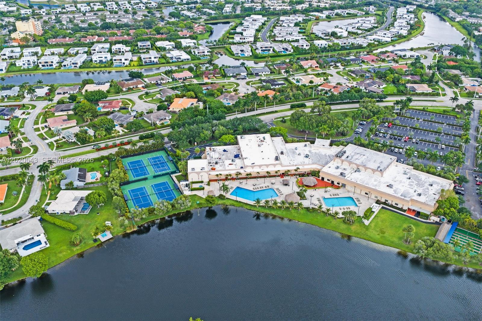 BUILDING SIX OF RACQUET C - Residential