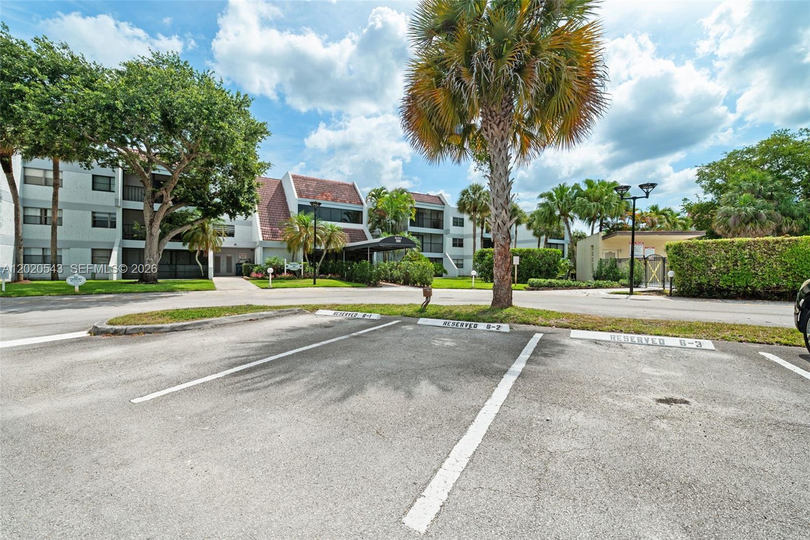 BUILDING SIX OF RACQUET C - Residential