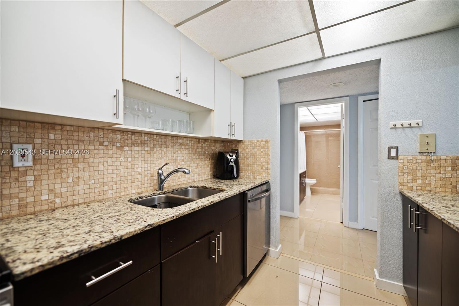 BUILDING SIX OF RACQUET C - Residential