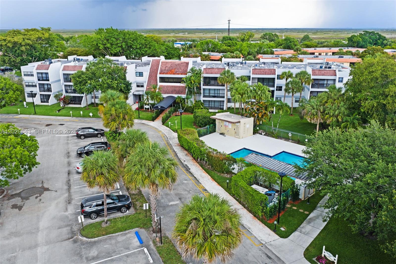 BUILDING SIX OF RACQUET C - Residential