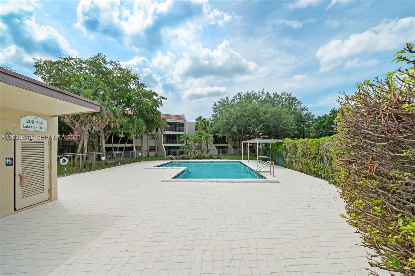 BUILDING SIX OF RACQUET C - Residential