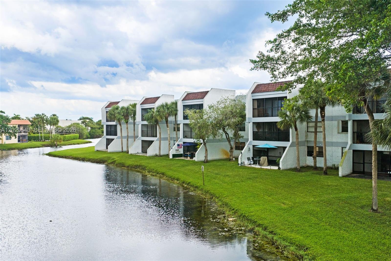 BUILDING SIX OF RACQUET C - Residential