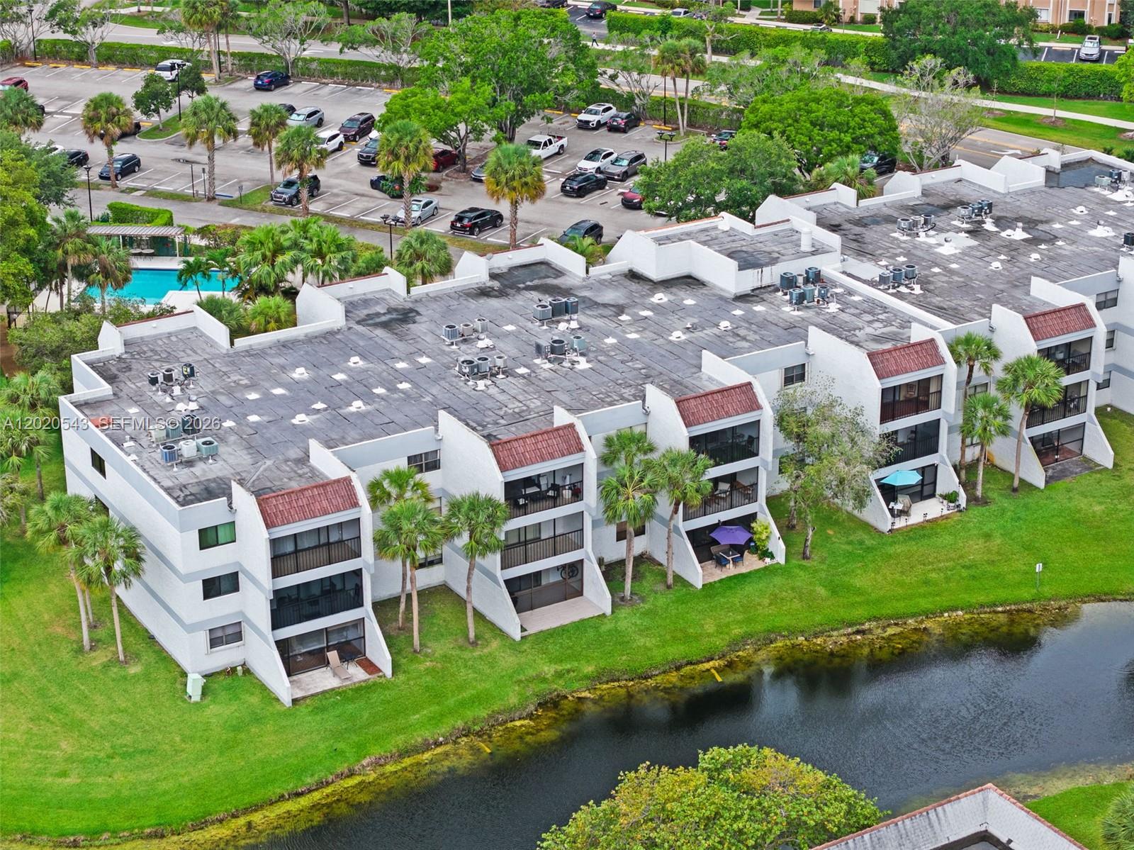 BUILDING SIX OF RACQUET C - Residential