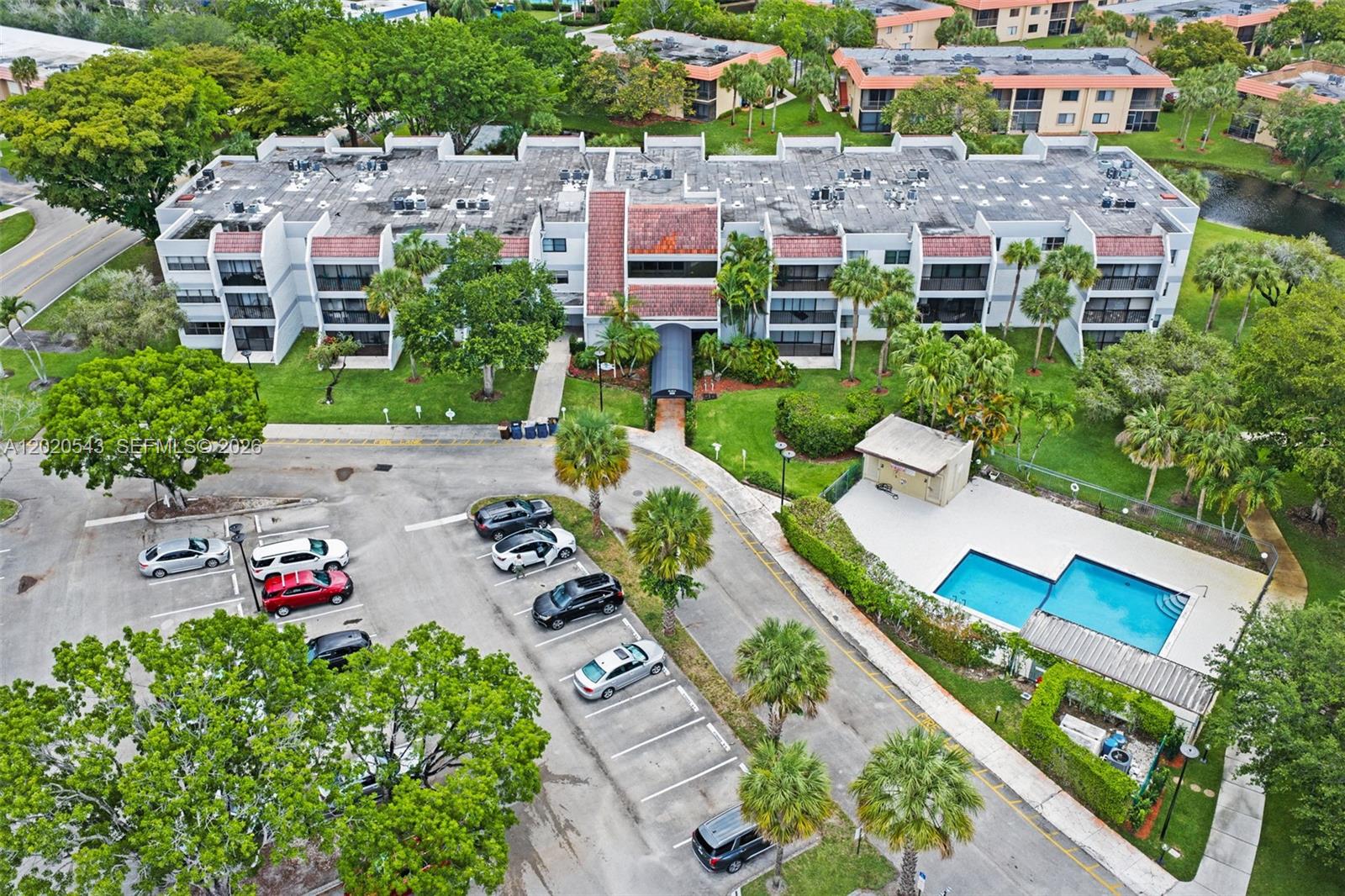 BUILDING SIX OF RACQUET C - Residential