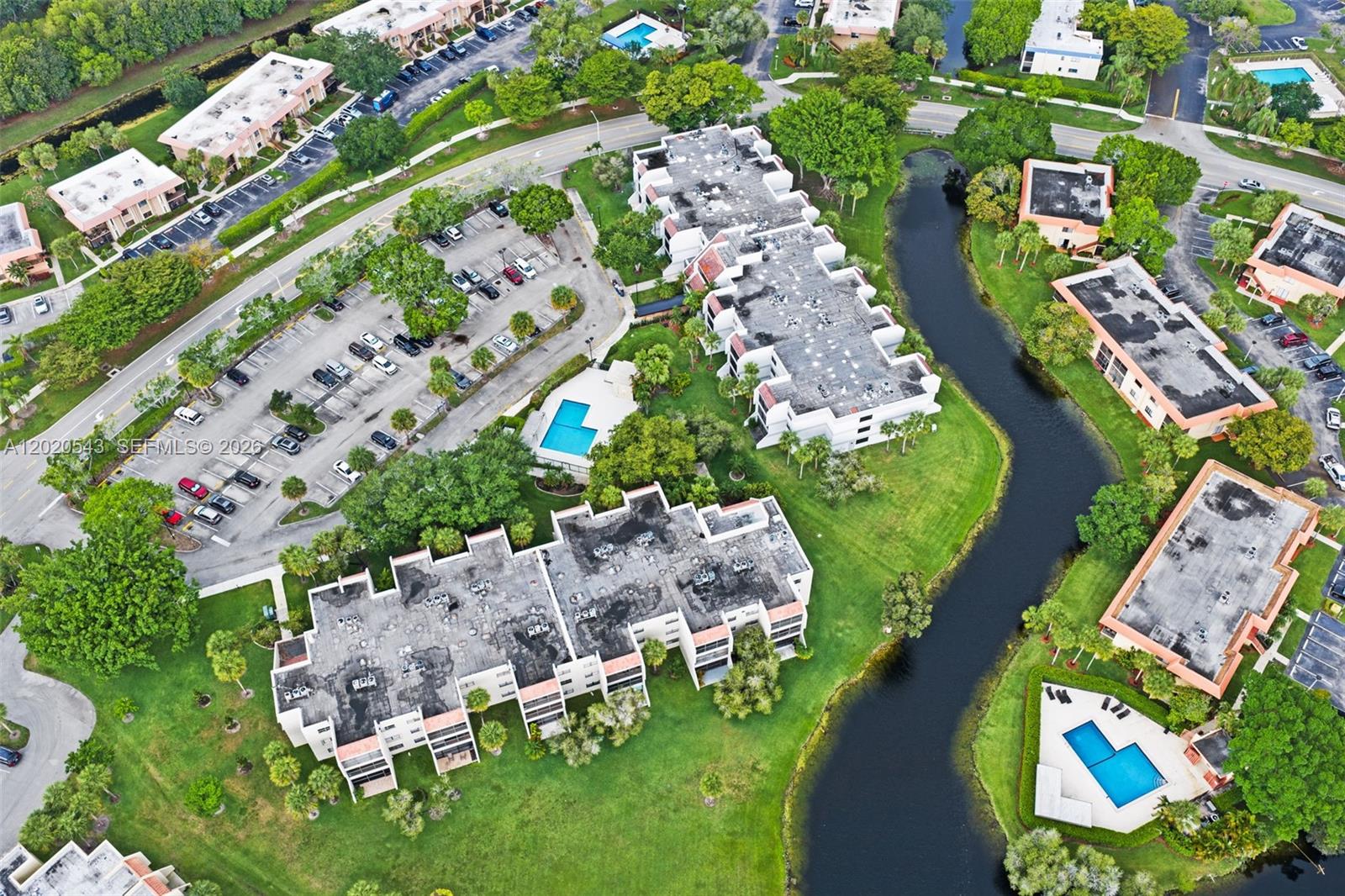 BUILDING SIX OF RACQUET C - Residential