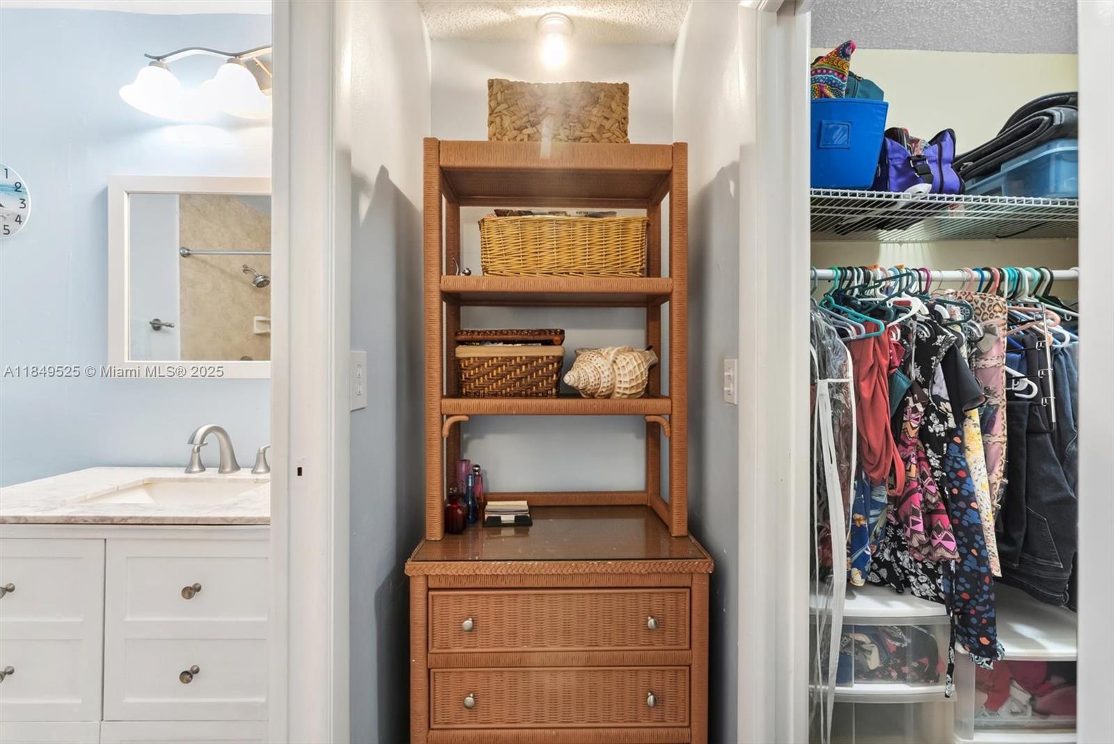 HOLLYWOOD GARDENS CONDOMI - Residential Lease