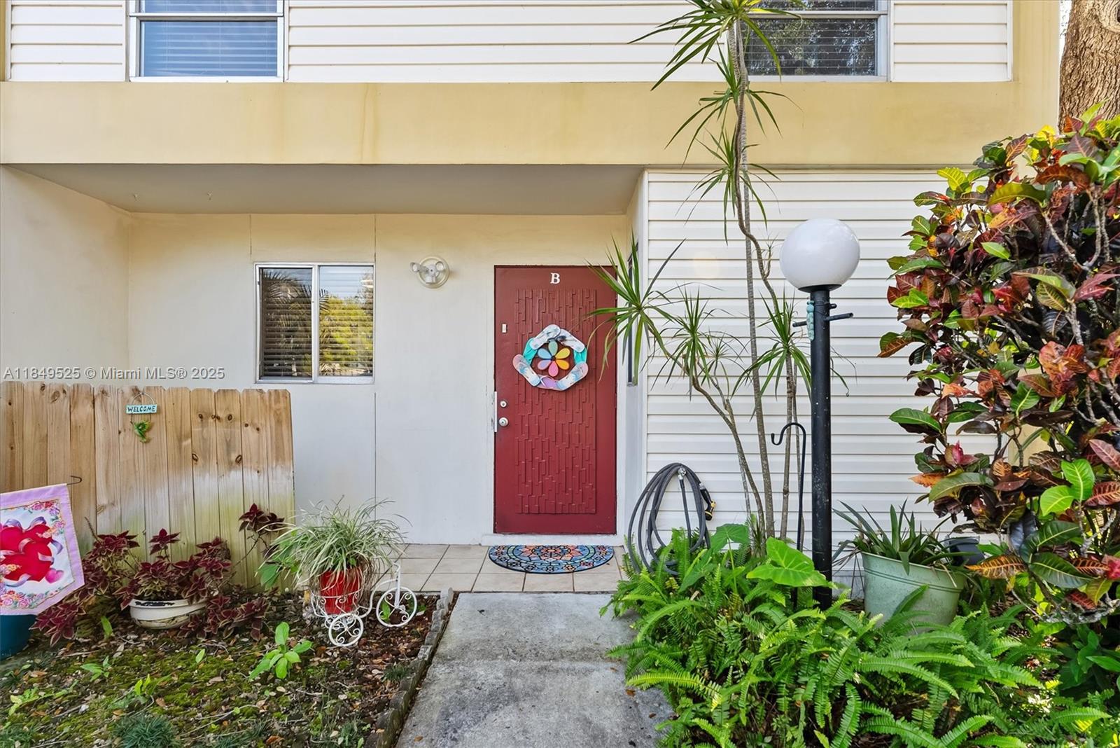 HOLLYWOOD GARDENS CONDOMI - Residential Lease