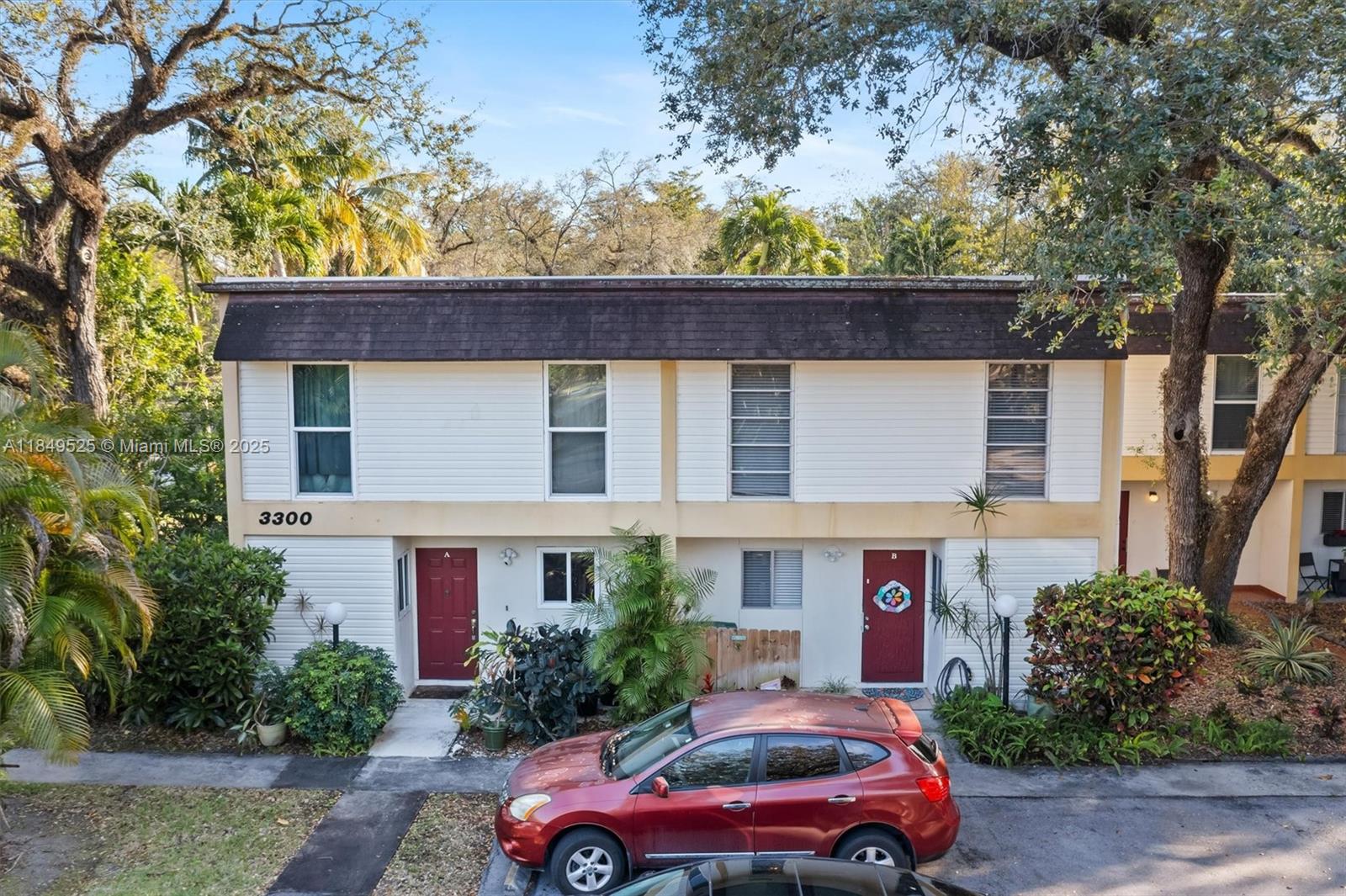 HOLLYWOOD GARDENS CONDOMI - Residential Lease