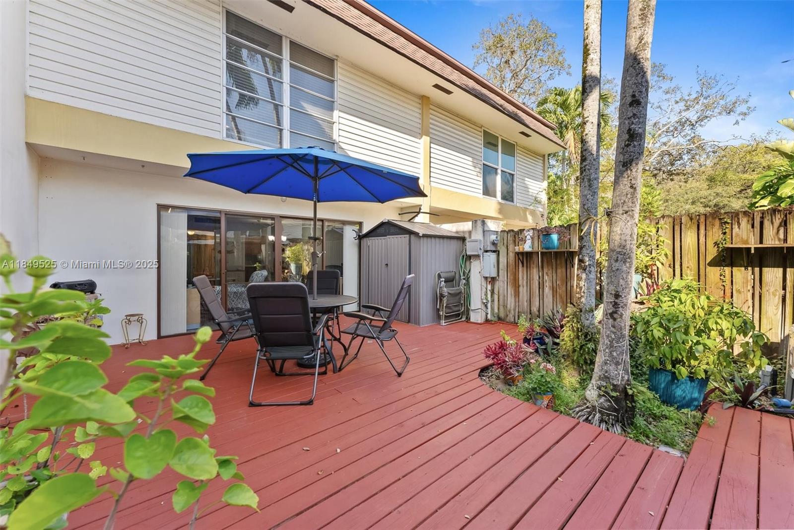 HOLLYWOOD GARDENS CONDOMI - Residential Lease