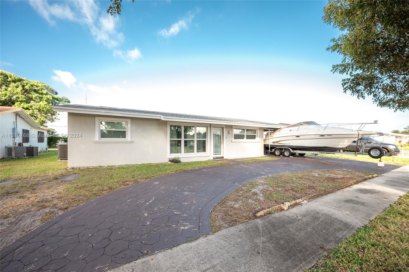 Property for Sale at 2751 Nw 26th Ave, Oakland Park, Miami-Dade County, Florida - Bedrooms: 4 
Bathrooms: 2  - $595,000