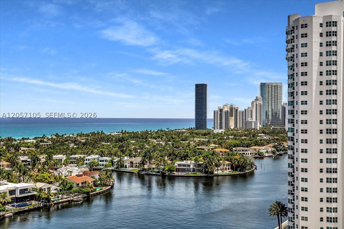 20515 E Country Club Dr 2048, Aventura FL 33180