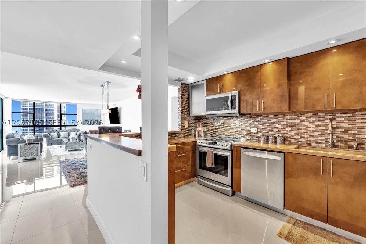 20515 E Country Club Dr 2048