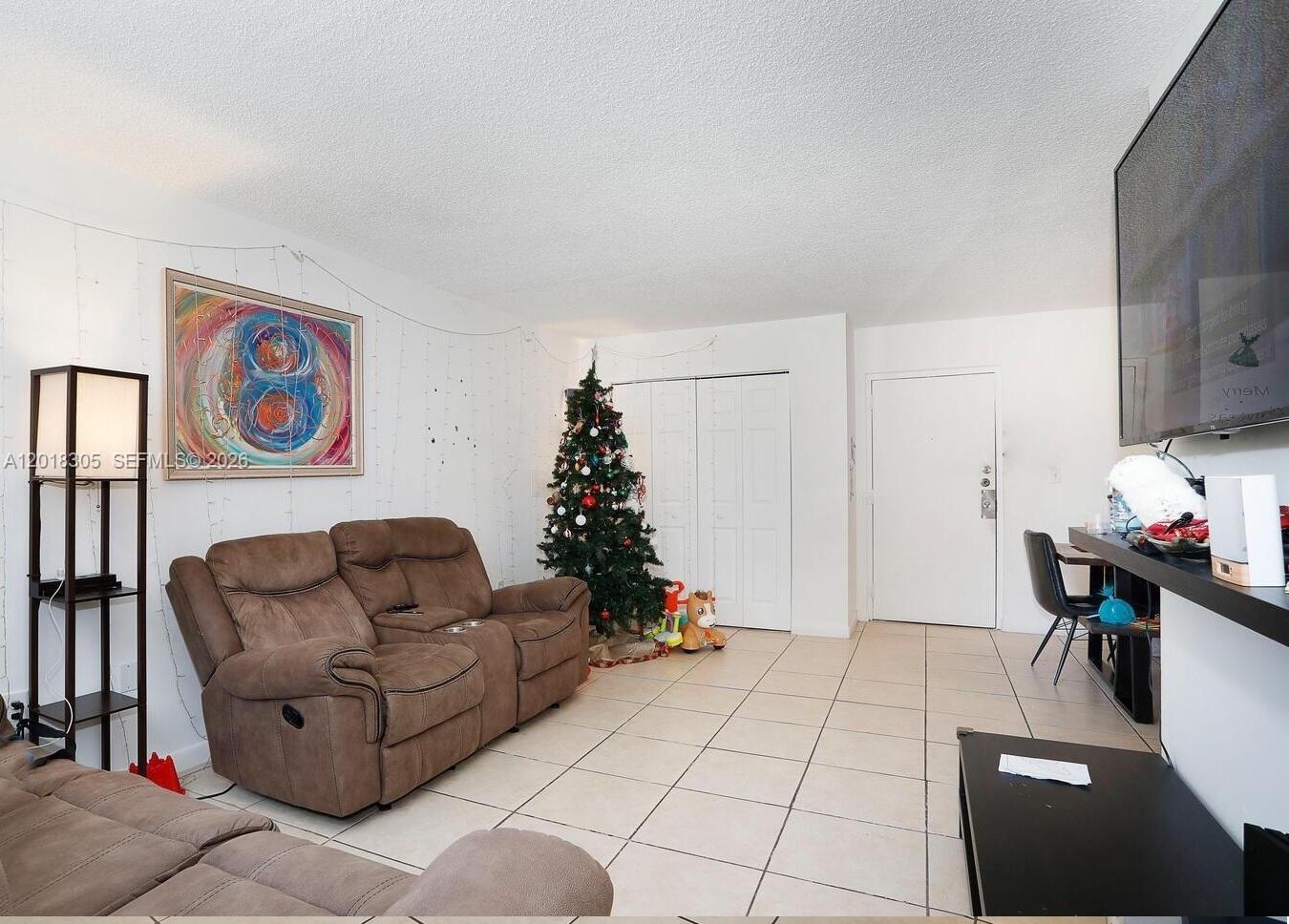 VERSAILLES GDNS I CONDO - Residential