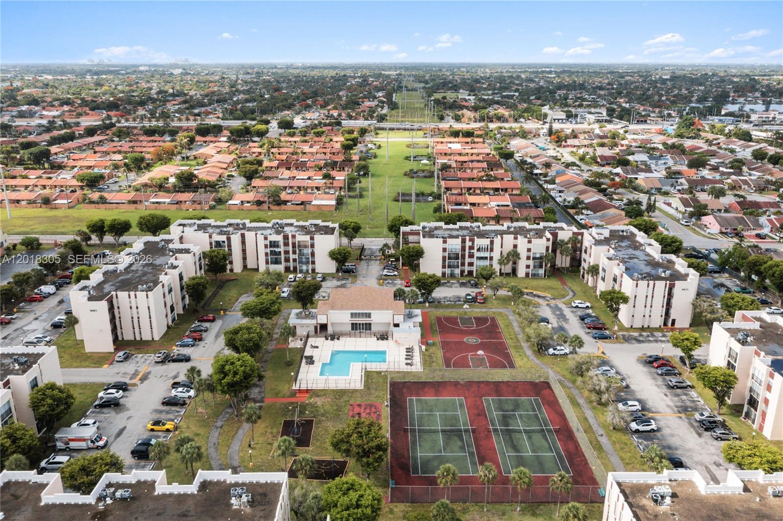 VERSAILLES GDNS I CONDO - Residential